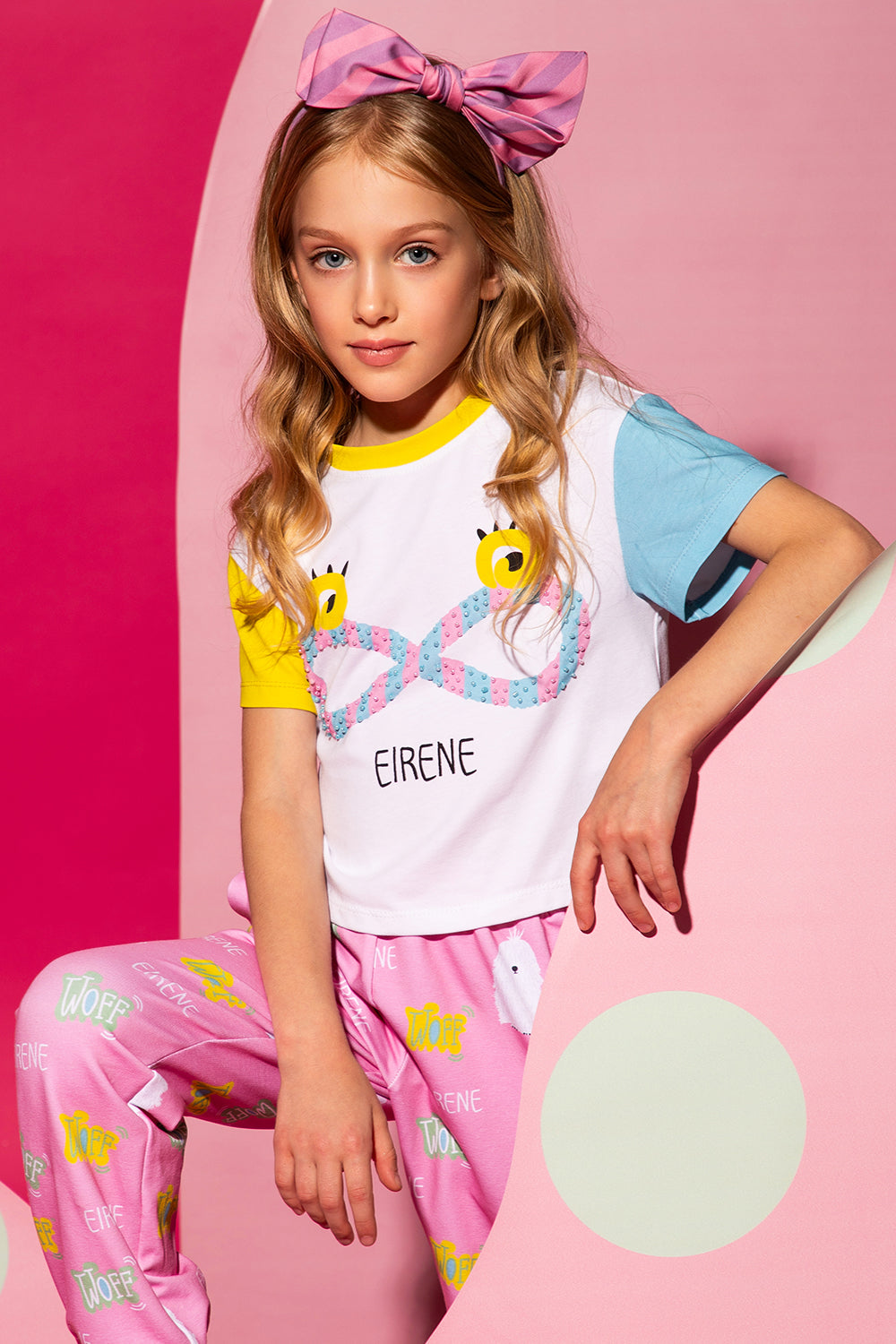 تي شيرت أبيض وأصفر وأزرق