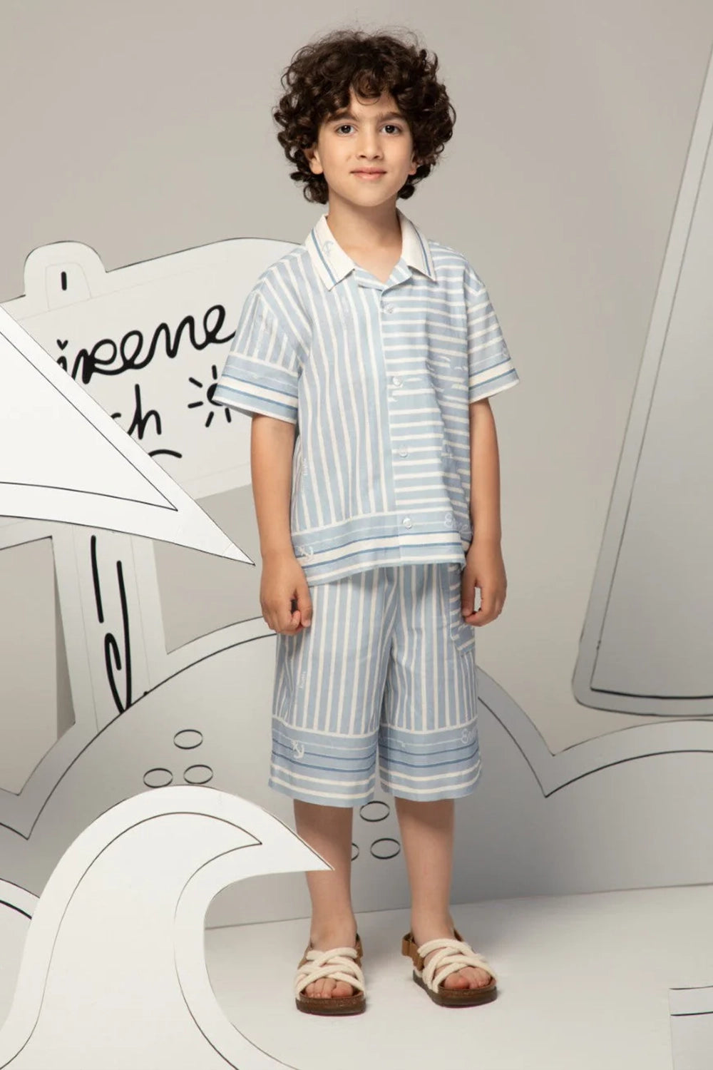 Knee-length linen shorts with a relaxed fit and stripe pattern