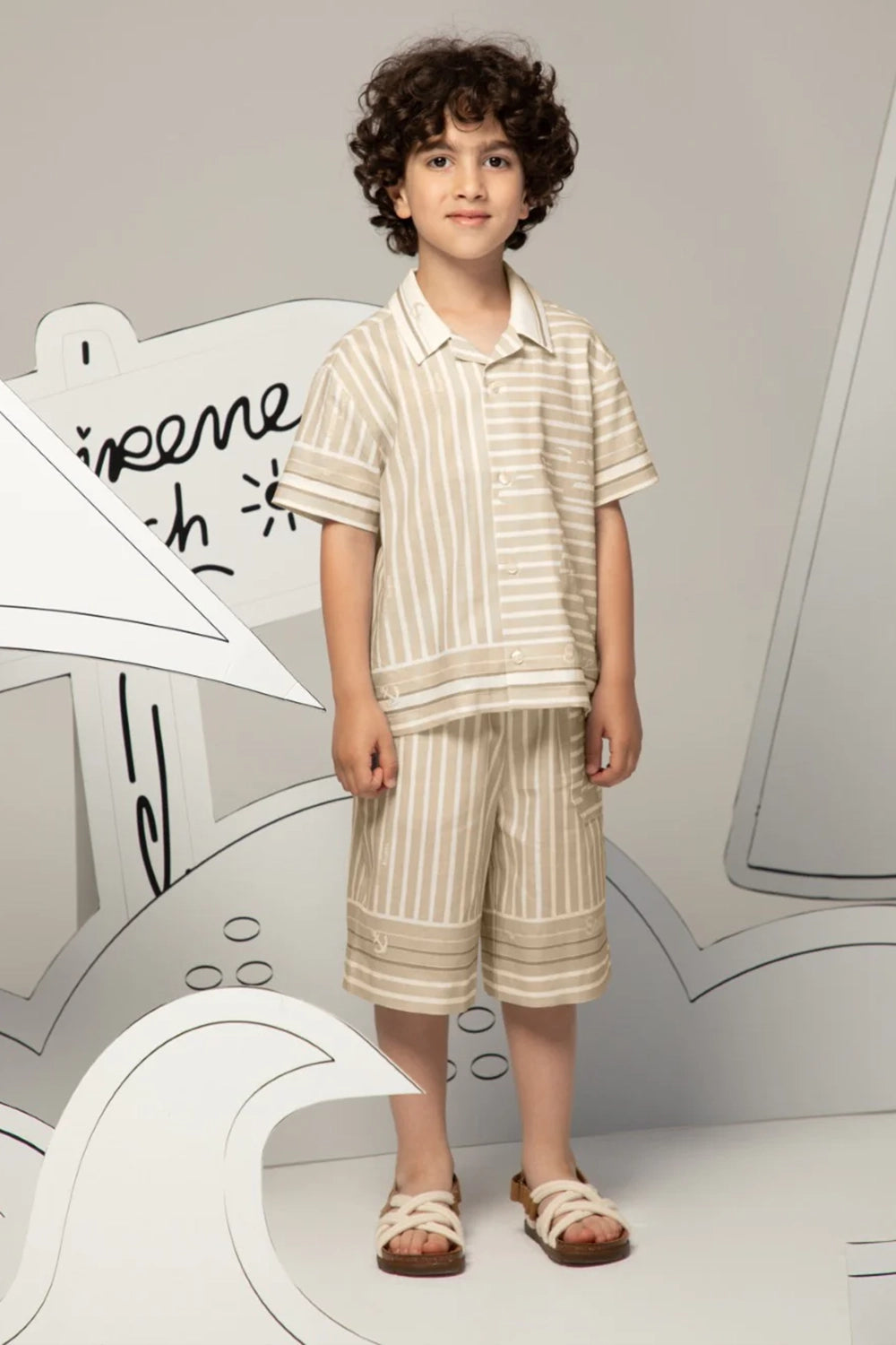 شورت كتان بطول الركبة بقصة مريحة ونقشة مخططة