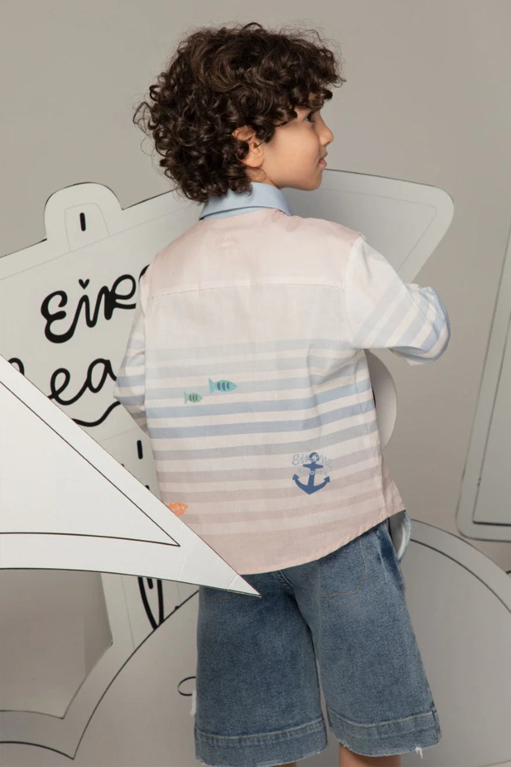 Denim shorts with with a relaxed fit and a bold white rope anchor
