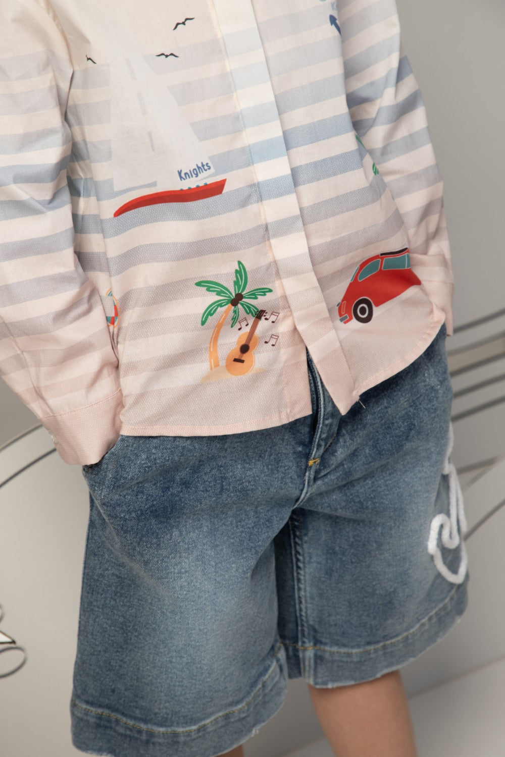 Denim shorts with with a relaxed fit and a bold white rope anchor