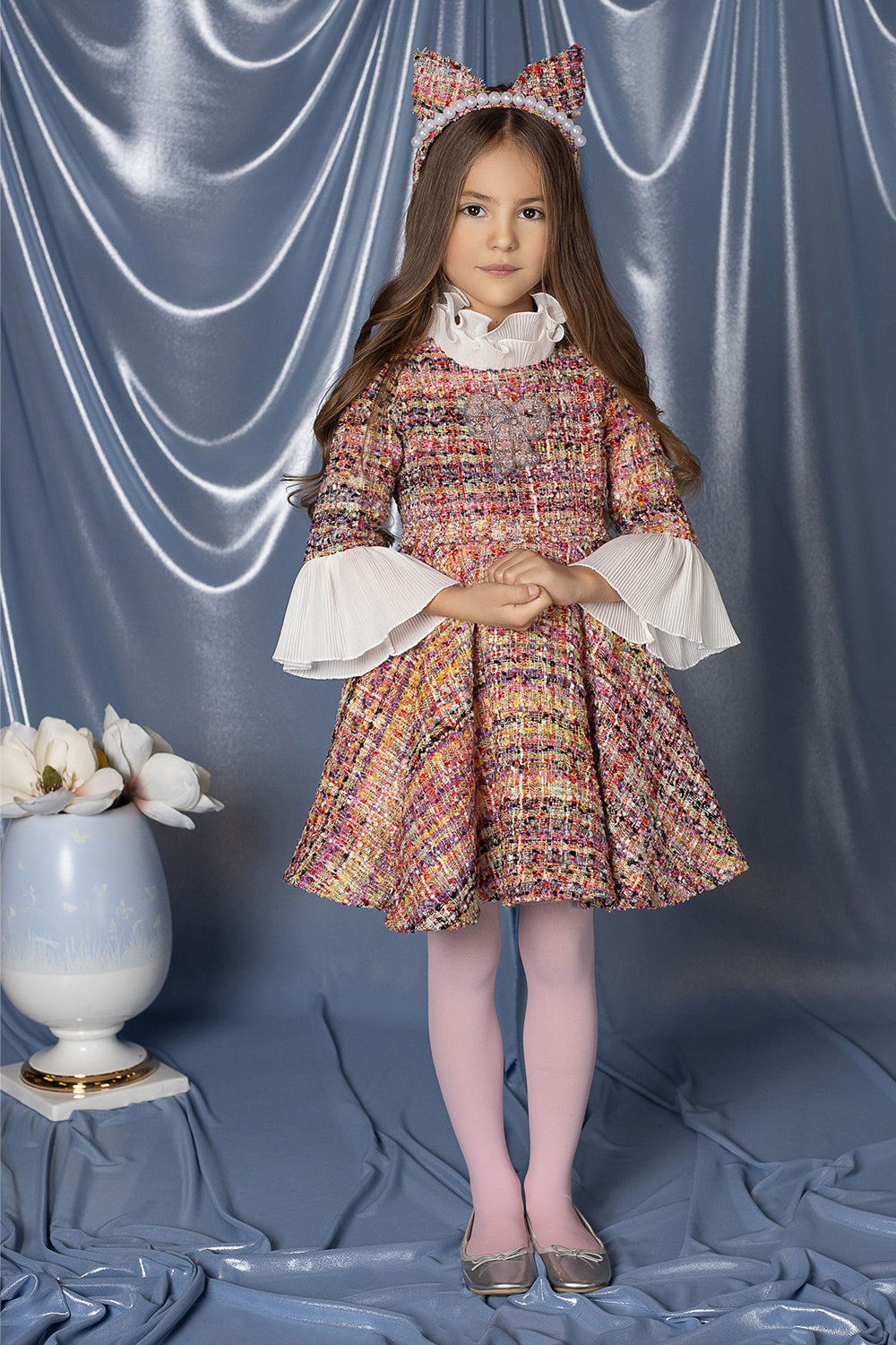 Tweed dress with curly white sleeves and collar
