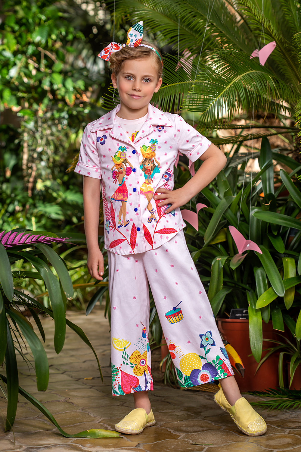Light pink cotton Rio set with girls, small all over flowers and hand-embellishments