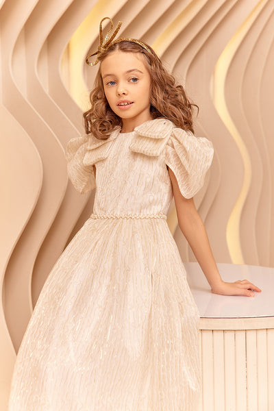 فستان من العاج وخيوط الذهب مع أقواس على الكتف