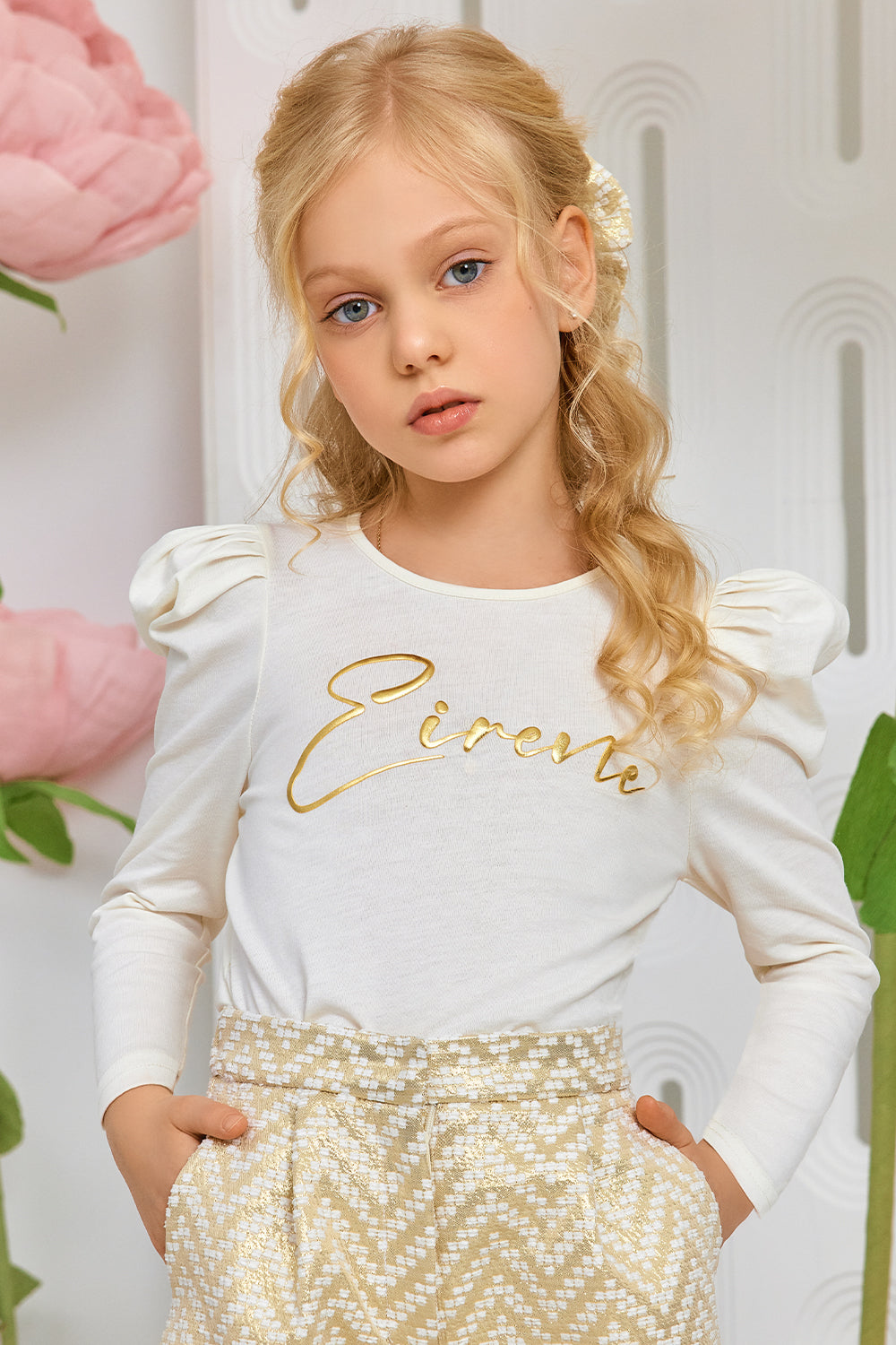 White gold logo t-shirt with puffed sleeves