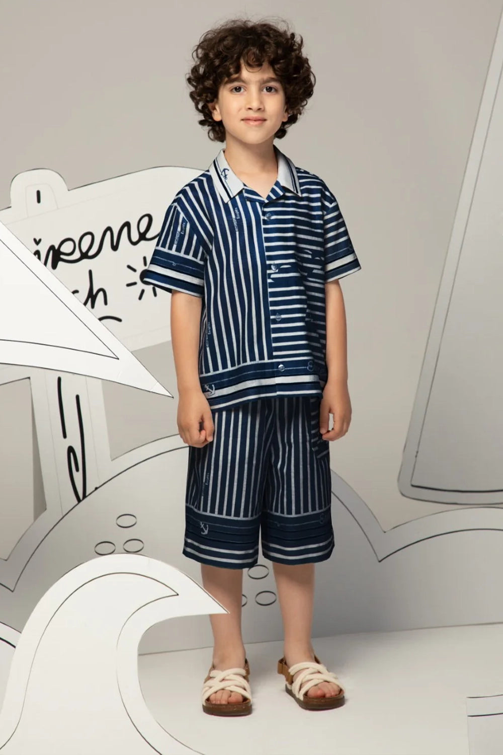 Knee-length linen shorts with a relaxed fit
