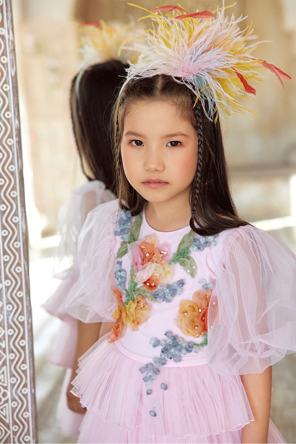 فستان من التول الوردي بأكمام منفوخة وزهور ثلاثية الأبعاد مزينة يدويًا