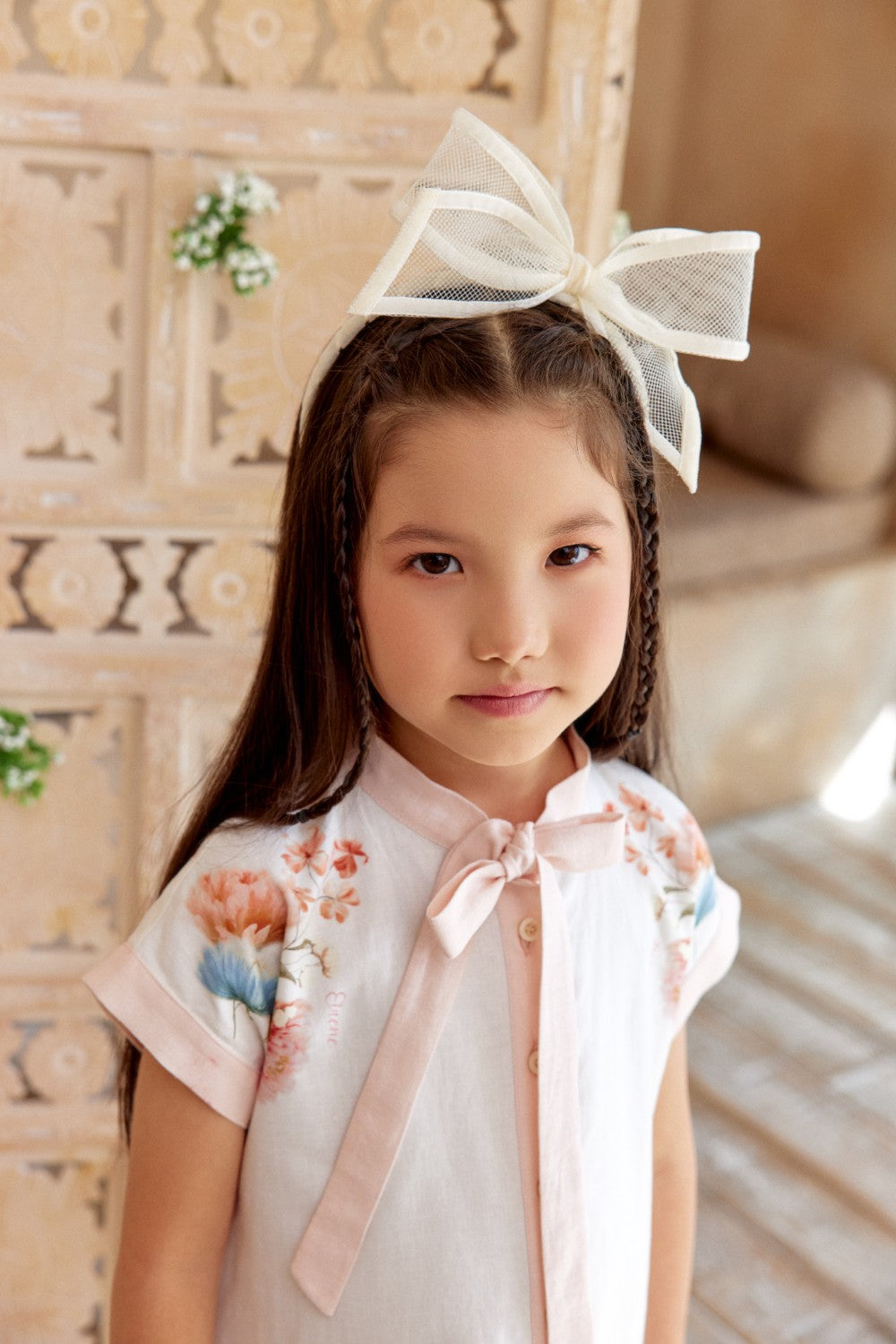 فستان بلون العاج الفاتح بنقوش زهرية وأكمام قصيرة