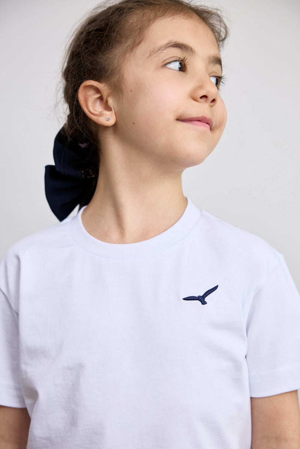 White cotton t-shirt for little girls with AEA logo